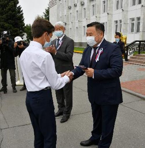 День Государственного флага Российской Федерации юным кызылчанам вручили паспорта