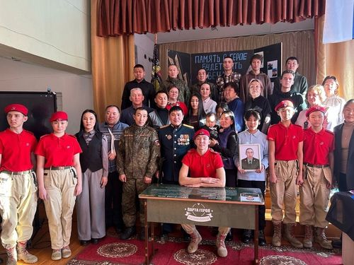 В школе № 1 города Шагонара установили «Парту Героя»