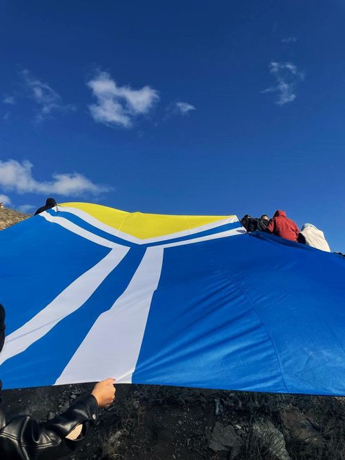 Государственный флаг Тувы был поднят на вершину горы Догээ