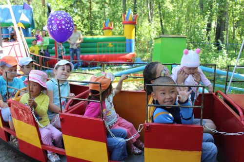 Аттракционнарга ойнап кээп турар ажы-төлдүң айыыл чок чоруун хандырар