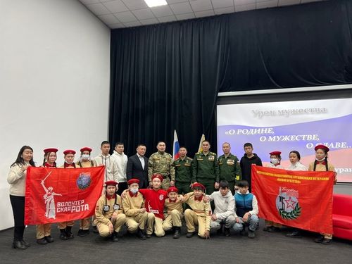 В Ак-Довураке прошел урок мужества с участием Героя России Мергена Донгака