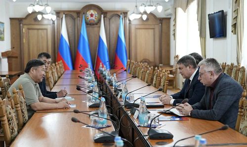 Глава Тувы Владислав Ховалы встретился со своим коллегой, руководителем Луганской Народной Республики Леонидом Пасечником