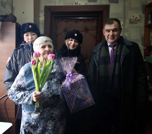 МВД по РТ поздравило с Международным женским днем труженицу тыла и вдову участника Великой Отечественной войны