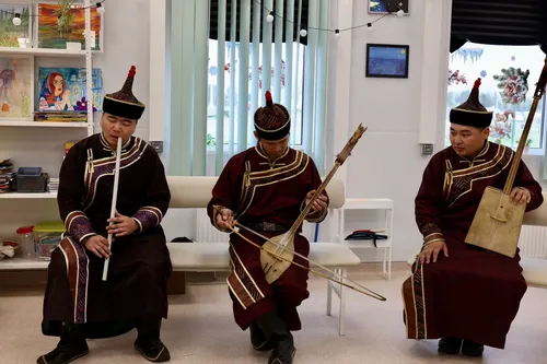 Артисты ансамбля «Эзир-уя» навестили военнослужащих в московском госпитале.