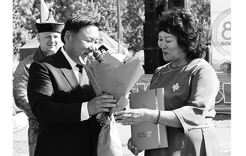 Сүт-Хөл мөгелери шүглүп,Кур-Чер чүгүрүктери эртип турда…