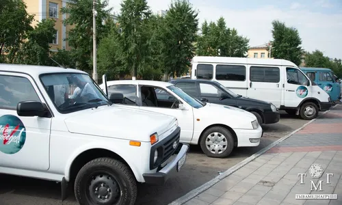 В Туве на площади Победы прошла отправка 13 автомобилей для солдат, участвующих в СВО