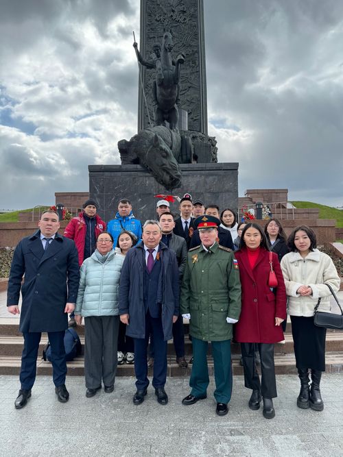 Герой России Чалым Чулдум-оол и полпред Республики Тыва в г. Москве, Чечен Чоксум возложили цветы на Поклонной горе