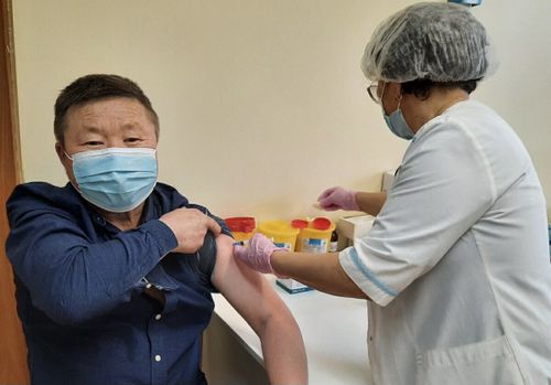 В Туве началась вакцинация медиков против коронавируса