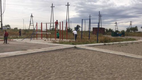 Во дворах многоквартирных домов Кызыла устанавливают новые игровые площадки