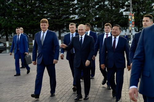 Владислав Ховалыг поздравил Анатолия Серышева с юбилеем