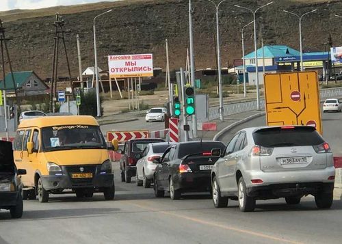На правом берегу строят детскую площадку