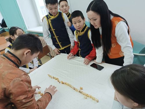 Кажык-биле аът чарыштырып, шалбадап…