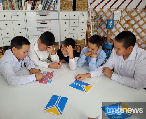 Тыва Республиканың күрүне тугунуң төөгүзүн тайылбырлаан