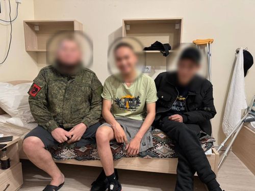 Сотрудники Полпредства Тувы передали подарки от земляков раненым военнослужащим в московском госпитале