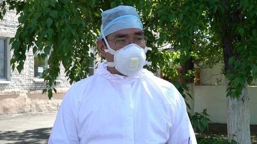 Врач травматолог-ортопед Айдын Сарыглар опроверг информацию о том, что медики якобы спят на полу