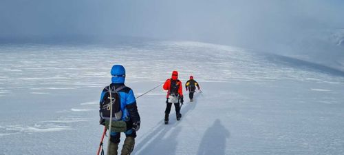 Флаг Молодежки ОНФ на вершине Монгун-Тайги