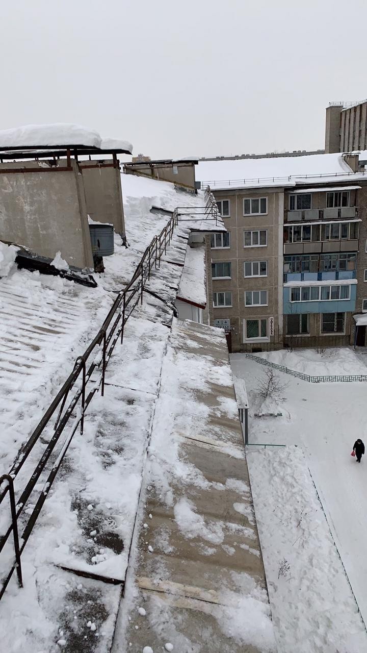 Осторожно, в Сосновоборске чистят крыши от сосулек! | 08.02.2021 |  Сосновоборск - БезФормата