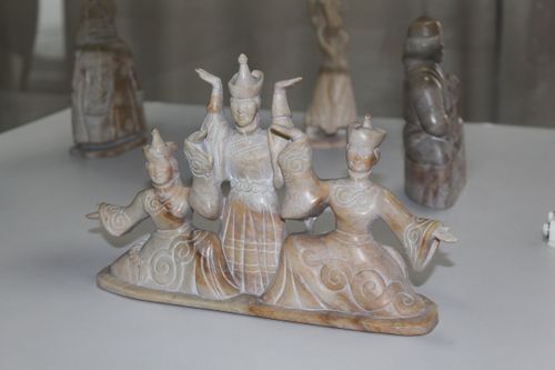 Камнерез Лариса Норбу