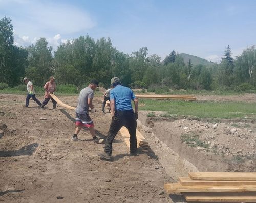 Торгалыгда хары угда ийи тудуг чоруп турар