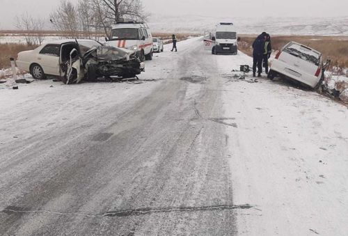 В Туве при лобовом столкновении погибли два водителя