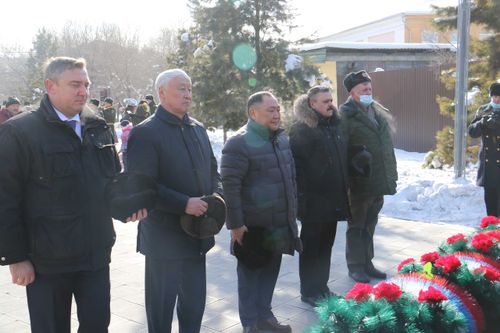 В Туве возложили венки и цветы павшим воинам-интернационалистам