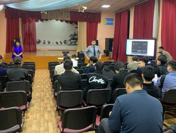 Абитуриентилерни чыып эгелээн