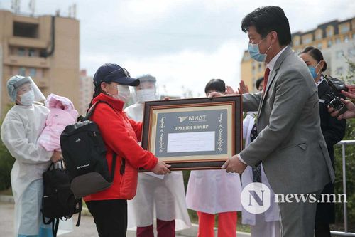 Рожденным на борту монгольского самолета подарили пожизненный билет