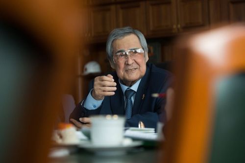 Глава Тувы Владислав Ховалыг выразил соболезнование по поводу кончины Амана Тулеева