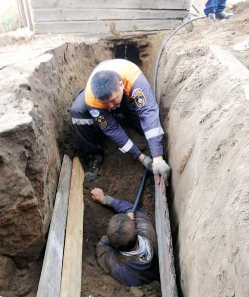 Под завалом. Мужчину во время работы завалило землей