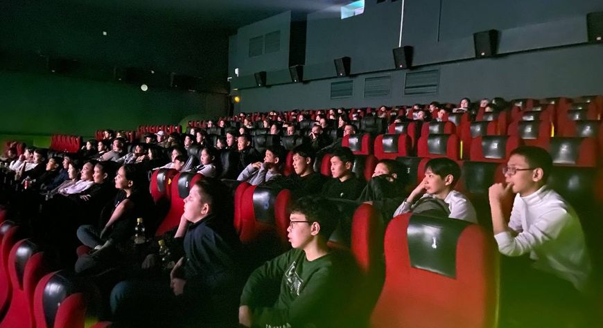 В кинотеатре «Найырал» для школьников и студентов организовали просмотр семейной комедии «Испытание аулом»