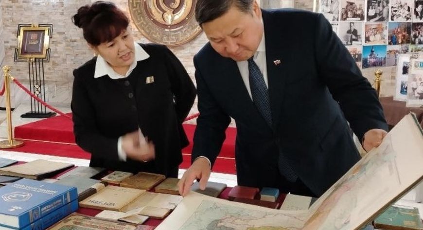 В честь Дня российской печати в фойе Дома Правительства прошла выставка по истории тувинской периодики и книгопечатания