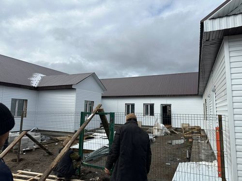 Белоснежный парадный вид приобретает поликлиника Тоджинской центральной кожуунной больницы