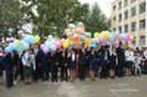 В школу вновь шагает детвора…