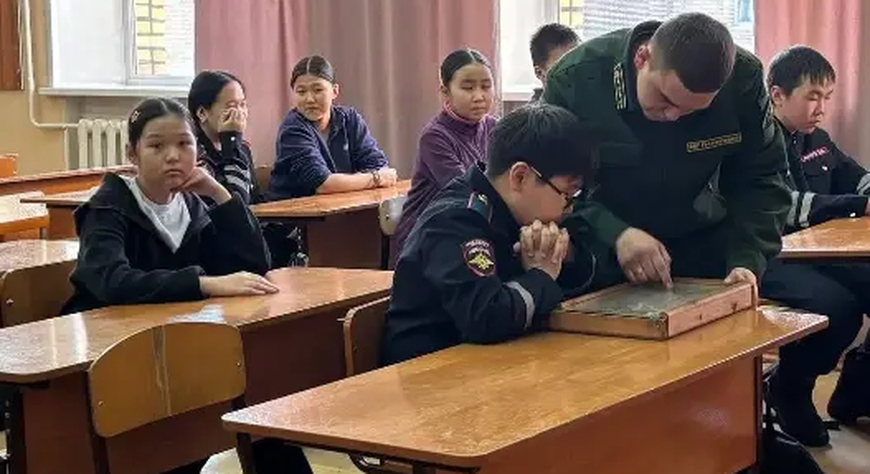 Сотрудники Центра защиты леса провели урок о лесных вредителях для школьников Кызыла