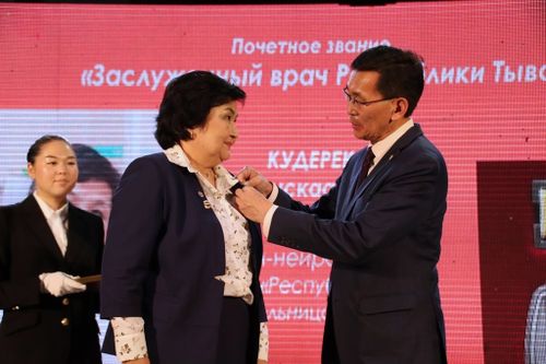 Медицина ажылдакчызының хүнүнде шаңналдарны тывыскан