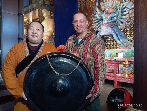 Крупнейшему монастырю «Тубтен Щедруб Линг» передали гонг, освященный Его Святейшеством Далай-ламой XIV