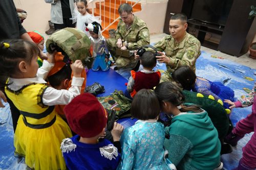 Активисты Движения Первых и росгвардейцы поздравили воспитанников Центра социальной помощи семье и детям г. Кызыла