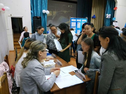 Полсотни потенциальных работодателей собрались на ярмарке вакансий в Тувинском строительном техникуме