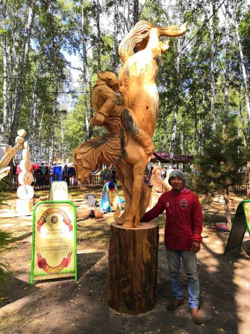 Мастер по деревянной резьбе Аганак Донгак выиграл диплом стипендиата в Томске 