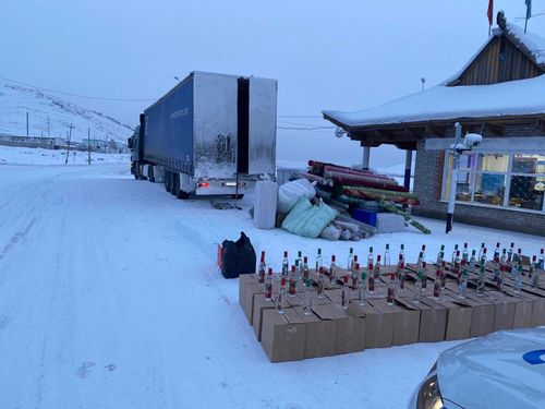 Полтонны спирта и более 1000 бутылок паленой водки не довезли до жителей Тувы