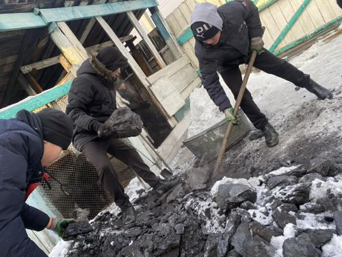 75-летней бабушке из Кызыла волонтеры помогли перекидать уголь