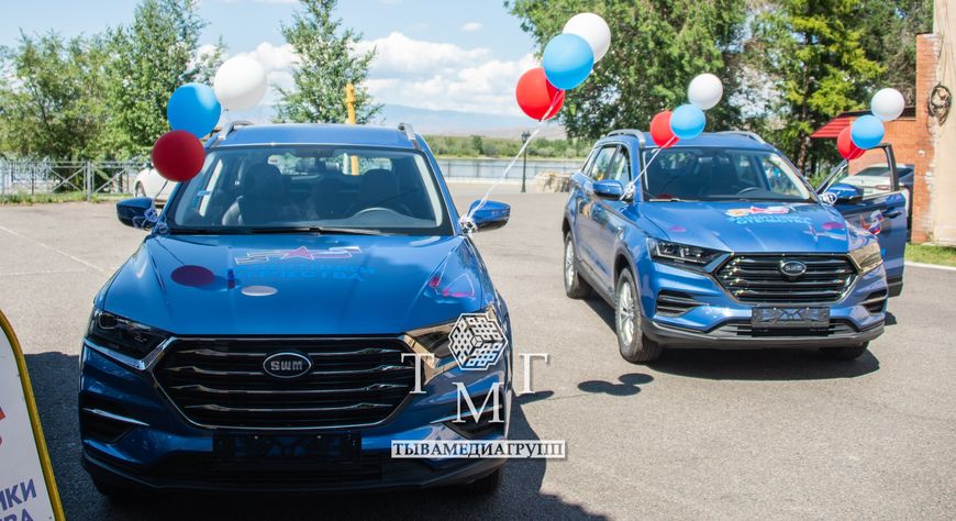 В Туве участникам СВО вручили памятные медали и автомобили с ручным управлением