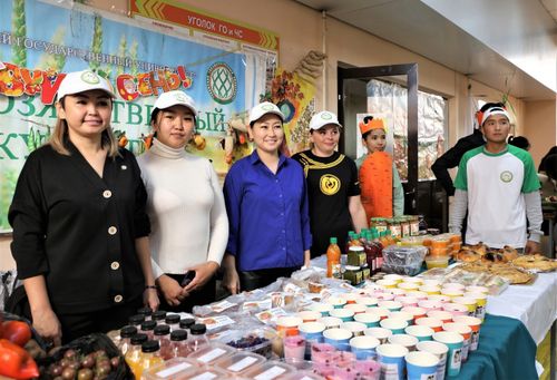 В ТувГУ прошла ежегодная ярмарка изделий инновационных подразделений «Золотая осень-2023»