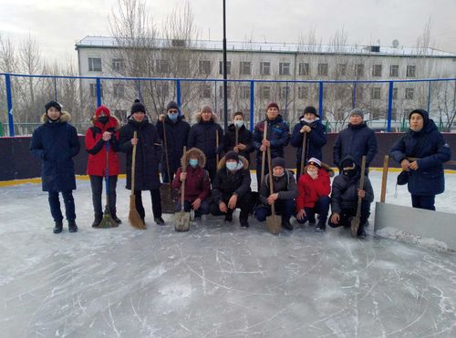 В Туве теплая погода мешает залить каток
