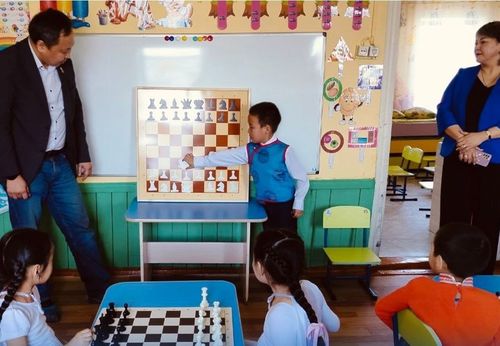 Десять детских садов Тувы получили профессиональные комплекты шахмат