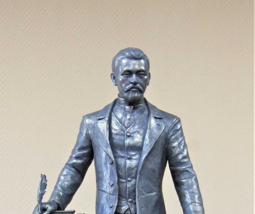 Тува выбрала эскиз памятника основоположнику ТНР Иннокентию Сафьянову