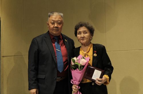 В Туве вручили государственные и ведомственные награды работникам культуры