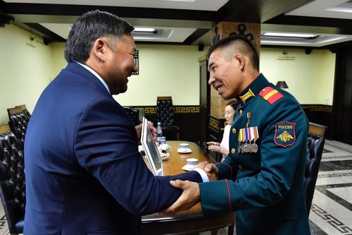 Глава Тувы поздравил с днём рождения Героя России Мергена Донгака