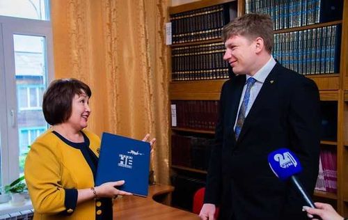 Национальной библиотеке им А.С. Пушкина подарили книгу-альбом "Своих не бросаем"