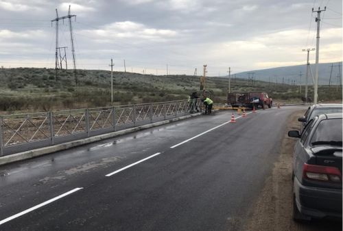 Согласно дорожным стандартам.